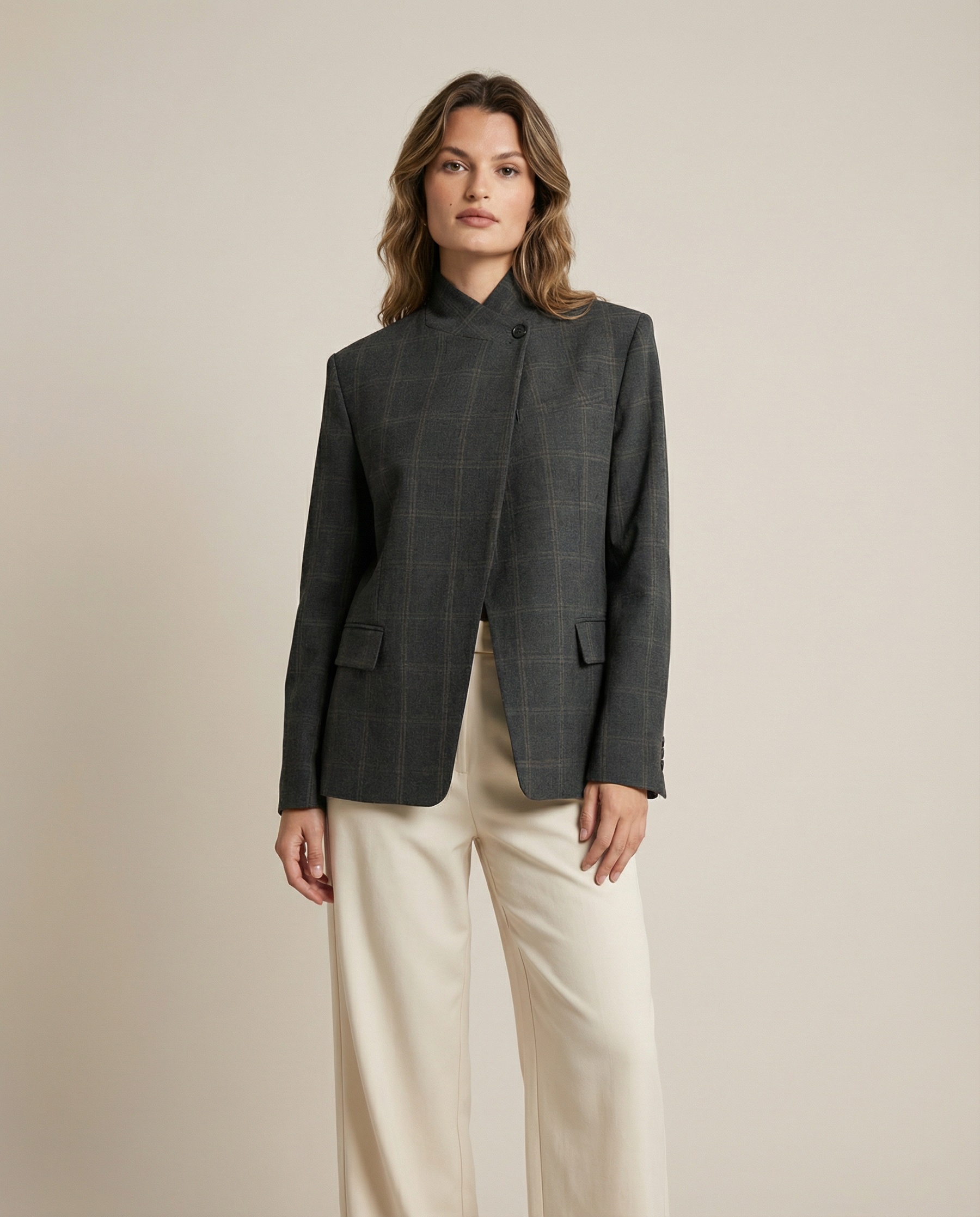 Women’s Oversized Checkered Blazer with Structured Shoulders and Modern Tailored Fit