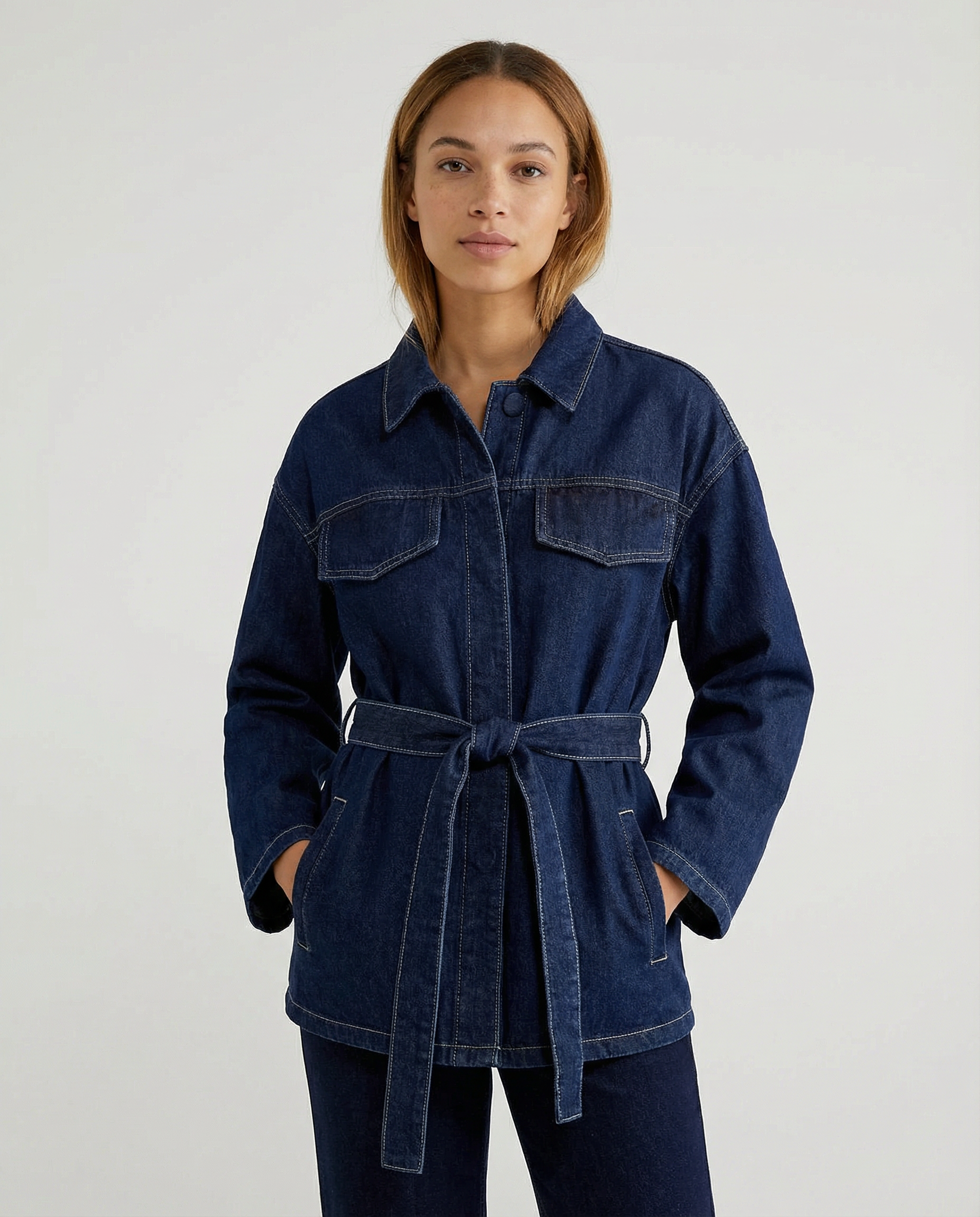 Women’s Belted Denim Utility Jacket with Structured Collar and Relaxed Fit